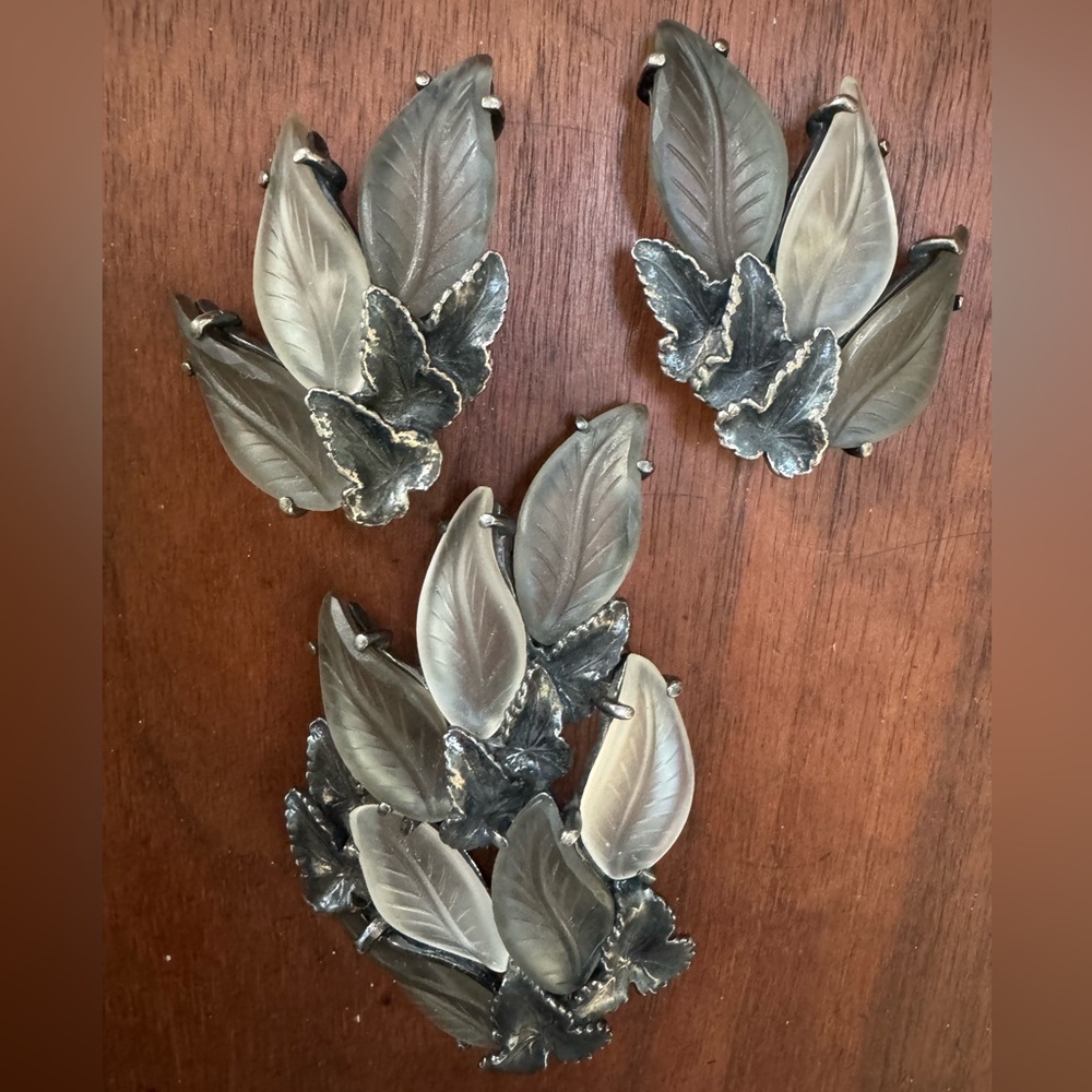 Schiaparelli SIGNED SET BROOCH AND EARRINGS VINTAGE 1950 FROSTED LEAVES EUC RARE
